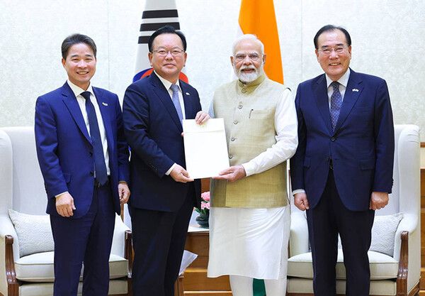 김부겸 전 국무총리를 단장으로 하는 대통령 인도 특사단이 17일 인도 뉴델리에서 나렌드라 모디 인도 총리와 만나 기념촬영을 하고 있다.사진=외교부