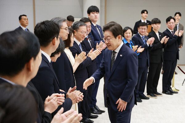 23일 이재명 대통령이 서울 용산 대통령실 청사에서 열린 신임 장관에 임명장 및 위촉장 수여식에서 참석자와 인사하고 있다. 사진=연합뉴스