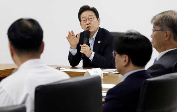 이재명 대통령은 25일 최근 중대 산업재해가 발생한 경기 시흥시 SPC 삼립 시흥공장을 방문해, 허영인 SPC그룹 회장을 비롯한 기업 관계자, 현장 노동자들과 간담회를 갖고 산업재해 방지 대책을 논의했다. 사진=연합뉴스