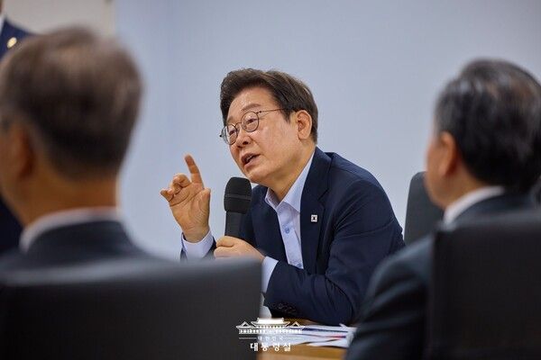 이재명 대통령은 지난&nbsp;25일 최근 중대 산업재해가 발생한 경기 시흥시 SPC 삼립 시흥공장을 방문해, 허영인 SPC그룹 회장을 비롯한 기업 관계자, 현장 노동자들과 간담회를 갖고 산업재해 방지 대책을 논의했다. 사진=대통령실