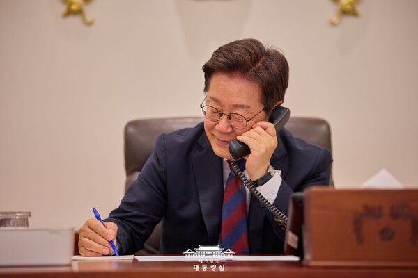 이재명 대통령이 3일, 마크 루터(Mark Rutte) 북대서양조약기구(NATO) 신임 사무총장과 취임 후 첫 전화 통화를 갖고 한-NATO 간 전략적 협력 강화 방안을 논의했다. 사진=대통령실