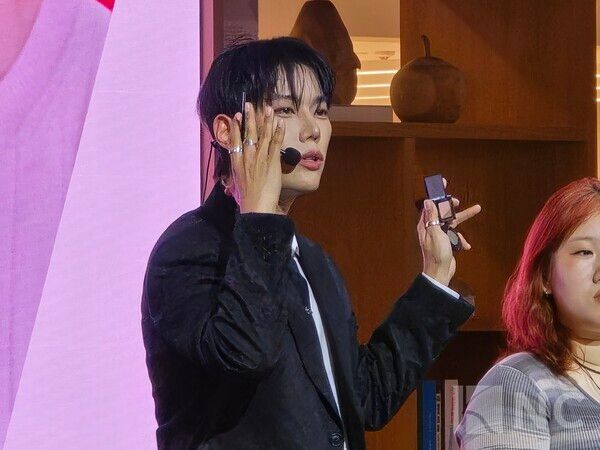 4일 오후 6시30분 경기 수원시 장안구 스타필드 수원에서는 ‘셀렉트스토어 - THE KYEA SELECTION’ 팬페스타 첫 행사가 열렸다.&nbsp;인기 뷰티 유튜버 겸 메이크업 아티스트 레오제이가 뷰티토크를 하고 있다.