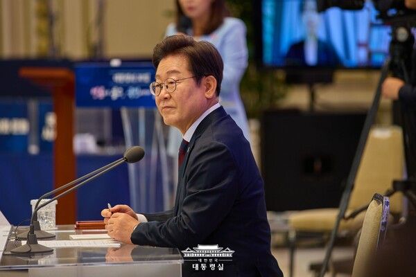 지난 3일 청와대 영빈관에서 열린 '대통령의 30일, 언론이 묻고 국민에게 답하게' 기자회견에서 이재명 대통령은&nbsp;한반도 평화 정착 방안과 관련해 “한미 간 든든한 공조 협의를 바탕으로 북한과의 관계를 개선해야 한다”고 밝혔다. 사진=대통령실