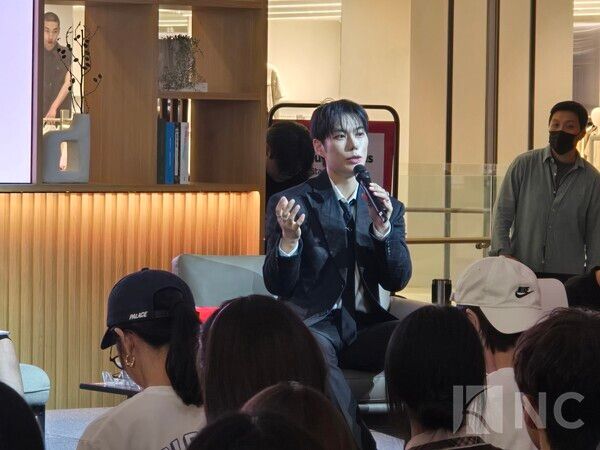 4일 오후 6시30분 경기 수원시 장안구 스타필드 수원에서는 ‘셀렉트스토어 - THE KYEA SELECTION’ 팬페스타 첫 행사가 열렸다.&nbsp;인기 뷰티 유튜버 겸 메이크업 아티스트 레오제이가 뷰티토크를 하고 있다.