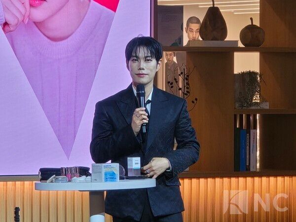 4일 오후 6시30분 경기 수원시 장안구 스타필드 수원에서는 ‘셀렉트스토어 - THE KYEA SELECTION’ 팬페스타 첫 행사가 열렸다.&nbsp;인기 뷰티 유튜버 겸 메이크업 아티스트 레오제이가 뷰티토크를 하고 있다.