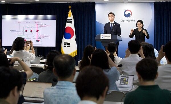 류제명 과학기술정보통신부 2차관이 4일 정부서울청사에서 SK텔레콤 해킹 사태 관련 최종 조사결과를 발표하고 있다. 사진=과기정통부