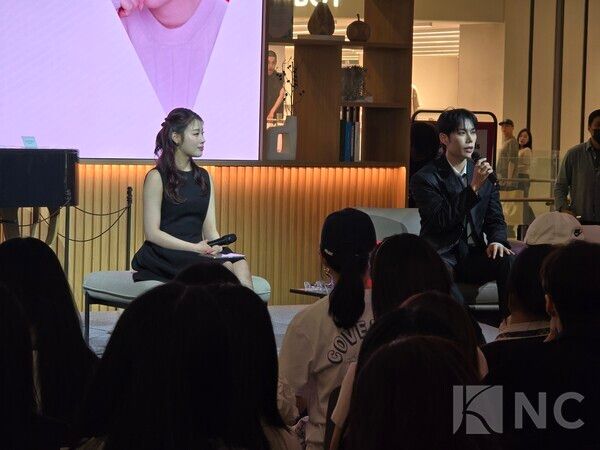 4일 오후 6시30분 경기 수원시 장안구 스타필드 수원에서는 ‘셀렉트스토어 - THE KYEA SELECTION’ 팬페스타 첫 행사가 열렸다.&nbsp;인기 뷰티 유튜버 겸 메이크업 아티스트 레오제이가 뷰티토크를 하고 있다.