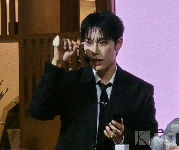 4일 오후 6시30분 경기 수원시 장안구 스타필드 수원에서는 ‘셀렉트스토어 - THE KYEA SELECTION’ 팬페스타 첫 행사가 열렸다.&nbsp;인기 뷰티 유튜버 겸 메이크업 아티스트 레오제이가 뷰티토크를 하고 있다.