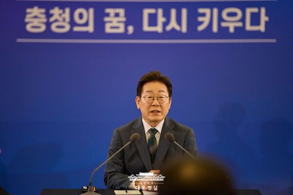 이재명 대통령이 4일 대전을 찾아 지역 균형발전과 국가 연구개발(R&D) 혁신, 취약차주 채무탕감 등 주요 국정과제에 대한 입장을 밝혔다. 사진=대통령실