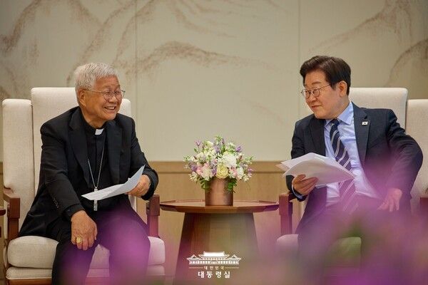 이재명 대통령은 7일 오후 2시부터 약 40분간 한국을 방문 중인 유흥식 교황청 성직자부 장관(추기경)을 접견하고, 한-교황청 간 우호협력 증진 방안에 대해 논의했다. 사진=대통령실