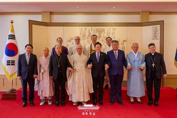 이재명 대통령은 9일 대통령실에서 7대 종교 지도자 11명을 초청해 ‘사회통합의 길, 종교와 함께’ 행사를 열고 국민 통합과 공동체 회복을 위한 종교계의 조언을 청취했다. 사진=대통령실