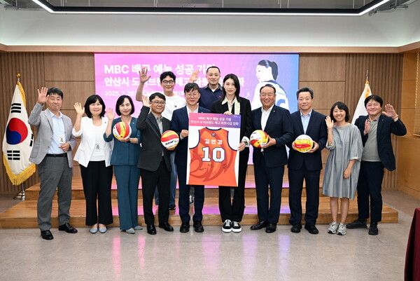 안산시 도시브랜드 제고 파트너십에 이민근 안산시장(맨 앞 왼쪽에서 다섯 번째)와 김연경 신인 감독(맨 앞 오른쪽 다섯 번째). 안산시 제공