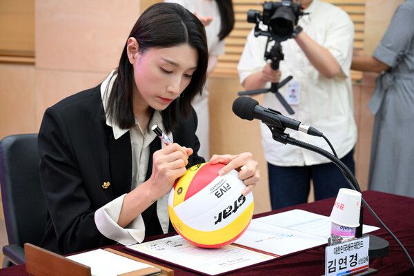 배구 여제 김연경이 29일 'MBC 배구예능 성공기원 안산시 도시브랜드 제고 파트너십 강화' 자리에서 기념구에 사인을 하고 있다. 안산시 제공