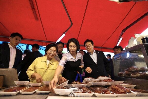 서울 은평구 연서 시장을 찾은 이재명 대통령 내외. 사진=대통령실