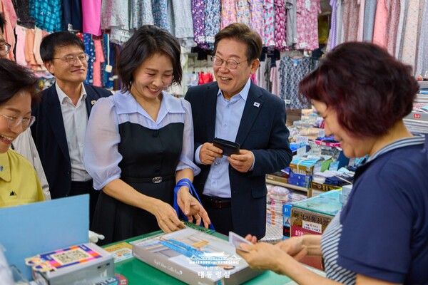 서울 은평구 연서 시장을 찾은 이재명 대통령 내외. 사진=대통령실