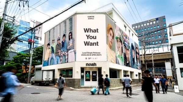 서울 성수역 인근 코르티스 옥외광고. 사진=빅히트뮤직