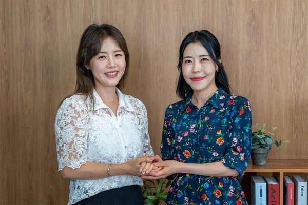 ‘컴패션 양육 시리즈’ 촬영 현장에서 MC를 맡은 이하정 아나운서(왼쪽)와 출연자 방종임 대표(오른쪽)가 함께하고 있다. 사진=한국컴패션