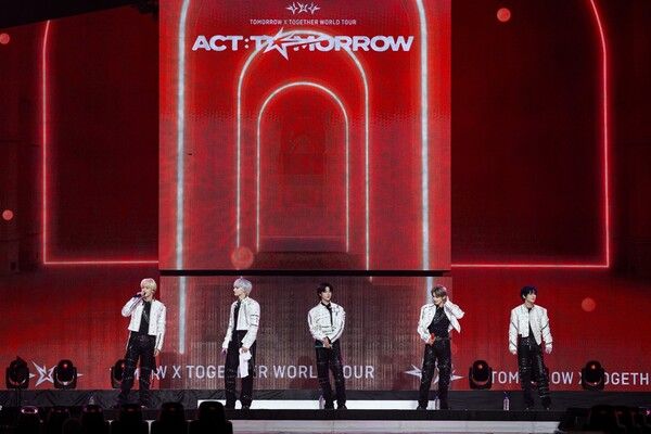 23일 서울 구로구 고척스카이돔에서는 투모로우바이투게더 월드투어 'ACT: TOMORROW'(액트: 투모로우) 서울 2회차 공연이 열렸다.&nbsp;사진=빅히트뮤직