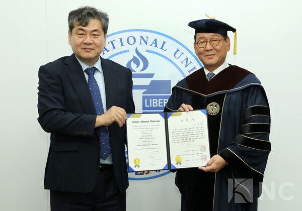 김교흥 의원(우측)과 이인재 국립인천대학교 총장/ 사진= 대학 제공.