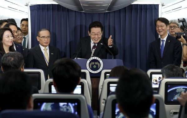 이재명 대통령이 일본 도쿄 하네다공항 이륙 뒤 미국으로 향하는 공군 1호기 기내에서 기자간담회를 하고 있다. 사진=현합뉴스