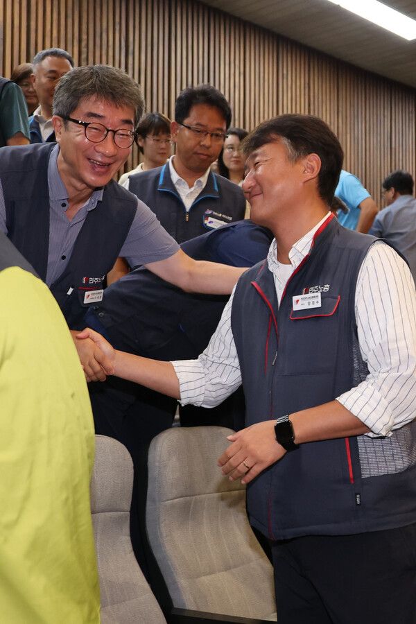 '노동조합 및 노동관계조정법 일부개정법률안(노란봉투법)'이 통과되자 기뻐하고 있는 노동계. 사진=연합뉴스