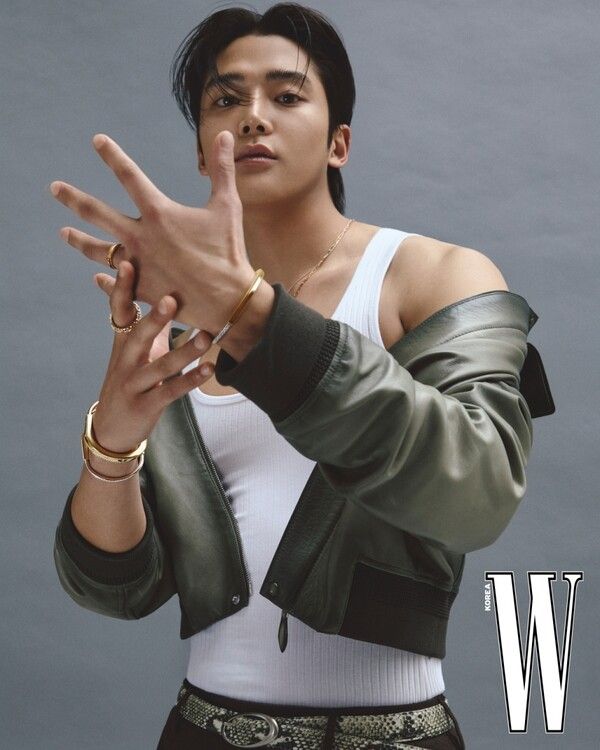 배우 로운. 사진=사진=더블유 코리아