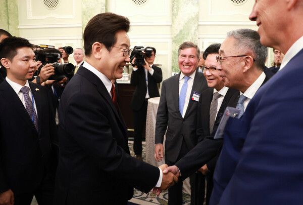 박지원 두산에너빌리티 회장과 악수하는 이재명 대통령. 사진=연합뉴스