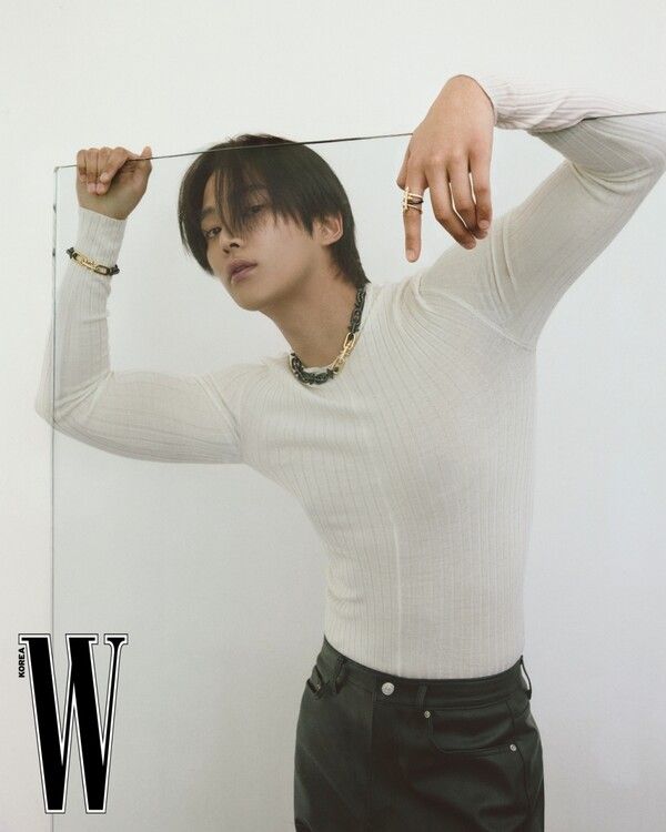 배우 로운. 사진=사진=더블유 코리아