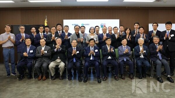 간담회 참석자들이 기념 촬영에 포즈를 취하고 있다/ 사진= 상지대학교 제공.