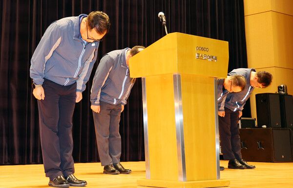 지난 7월 29일 정희민 포스코이앤씨 사장이 연이은 현장 사망사고와 관련해 사과를 하고 있다. 사진=연합뉴스