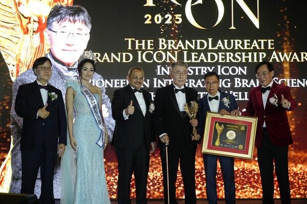 사진=(왼쪽부터 국제 고문 김의철 교수, 미스 월드 싱가포르 2025 카트리나 델비나, 세계브랜드재단 의장 탄 스리 다뚝 줄키플리 빈 아흐마드, 이시형 박사, 브랜드로레이 싱가포르 평의회 의장 아흐마드 모하메드 마갓 박사, 명예회장 KK 요한 교수