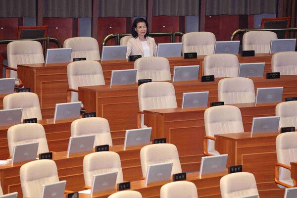 방문진법 필리버스터를 보고 있는 이진숙 방통위원장. 사진=연합뉴스