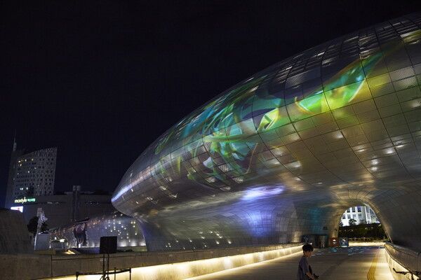 '서울라이트 DDP 2025 여름 〈TIMESCAPE: 빛의 결〉'. 사진=와우하우스