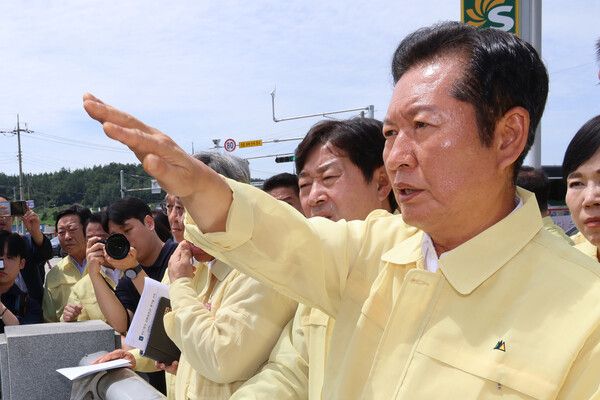 불어민주당 정청래 대표가 8일 전남 무안군의 수해 지역인 평월교에서 하천 범람으로 인한 피해 상황을 살펴보고 있다.사진=연합뉴스