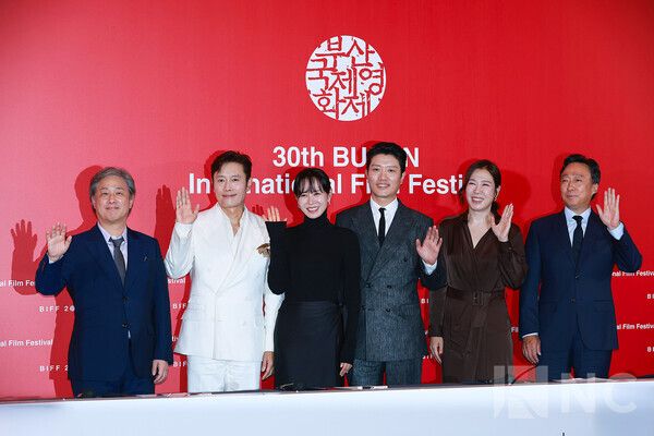 (왼쪽부터) 박찬욱 감독, 배우 이병헌, 손예진, 박희순, 염혜란, 이성민. 사진=김규빈 기자