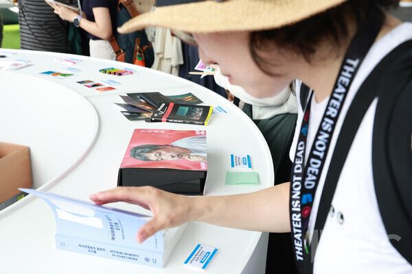 제30회 부산국제영화제(BIFF) 개막식을 앞둔 17일 오후 1시 부산 해운대구 영화의전당 일대에서 한 영화팬이 기념품을 둘러보고 있다. 사진=김규빈 기자