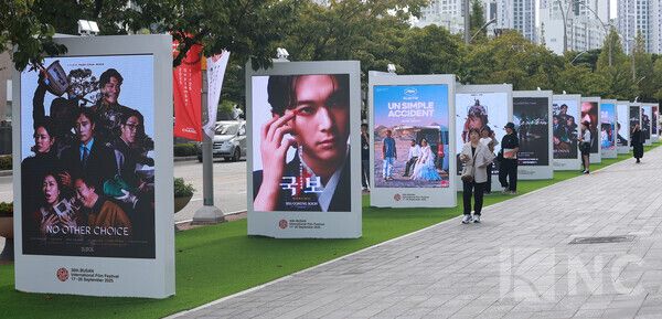 제30회 부산국제영화제(BIFF) 개막식을 앞둔 17일 오후 1시 부산 해운대구 영화의전당 일대에서 영화팬들이 이동하고 있다. 사진=김규빈 기자