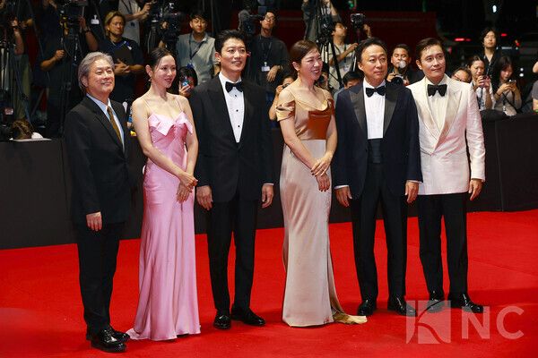 박찬욱 감독과 배우 손예진, 박희순, 염혜란, 이성민, 이병헌. 사진=김규빈 기자