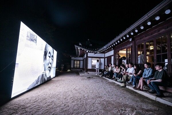 우수 전속작가 기획전시 '다이얼로그: 수신 미확인'을 감상하고 있는 관람객들. 사진=예술경영지원센터