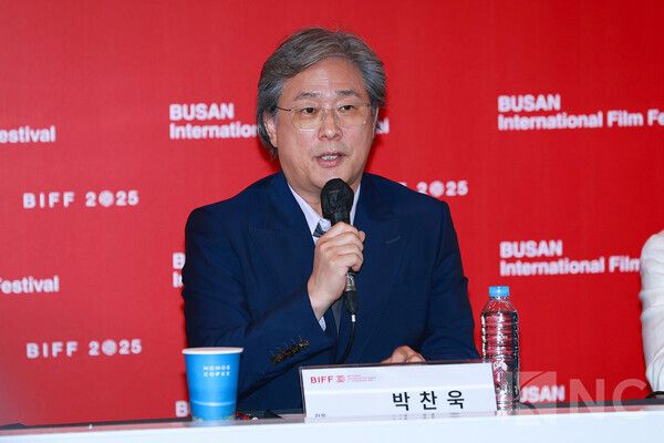 영화 '어쩔수가없다' 기자회견에 참석한 박찬욱 감독. 사진=김규빈 기자