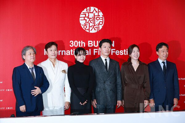 (왼쪽부터) 박찬욱 감독, 배우 이병헌, 손예진, 박희순, 염혜란, 이성민. 사진=김규빈 기자