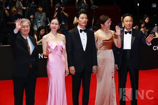 박찬욱 감독과 배우 손예진, 박희순, 염혜란, 이성민. 사진=김규빈 기자