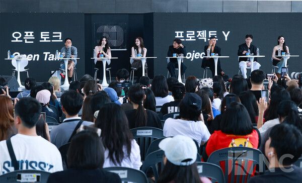 (왼쪽부터) 이환 감독, 배우 한소희, 전종서, 김성철, 정영주, 이재균, 유아. 사진=김규빈 기자