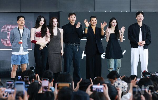 (왼쪽부터) 이환 감독, 배우 한소희, 전종서, 김성철, 정영주, 이재균, 유아. 사진=김규빈 기자