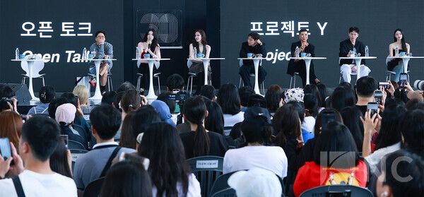 (왼쪽부터) 이환 감독, 배우 한소희, 전종서, 김성철, 정영주, 이재균, 유아. 사진=김규빈 기자