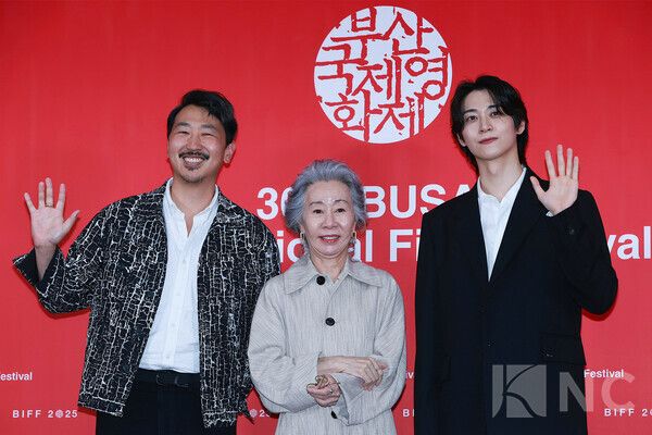 앤드류 안 감독, 배우 윤여정, 한기찬. 사진=김규빈 기자