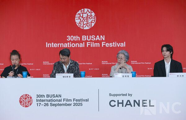 앤드류 안 감독, 배우 윤여정, 한기찬. 사진=김규빈 기자