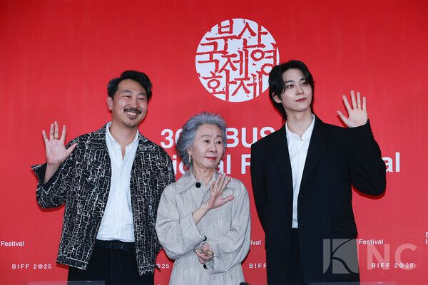 앤드류 안 감독, 배우 윤여정, 한기찬. 사진=김규빈 기자