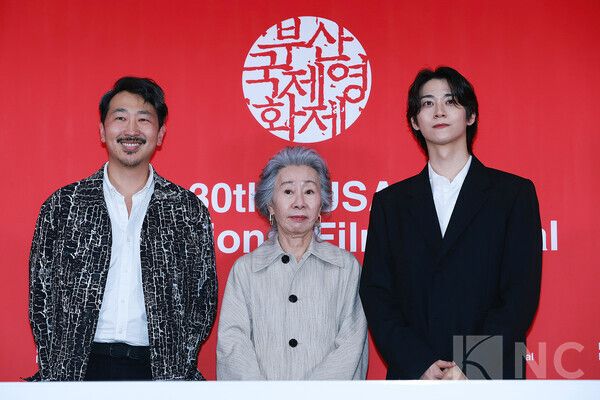 앤드류 안 감독, 배우 윤여정, 한기찬. 사진=김규빈 기자