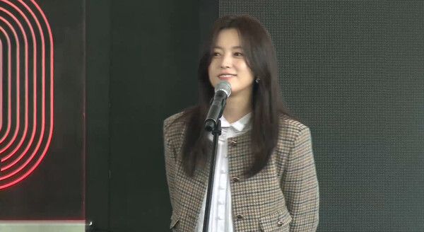 '로맨틱 어나니머스' 무대인사에 참석한 배우 한효주. 사진=네이버TV